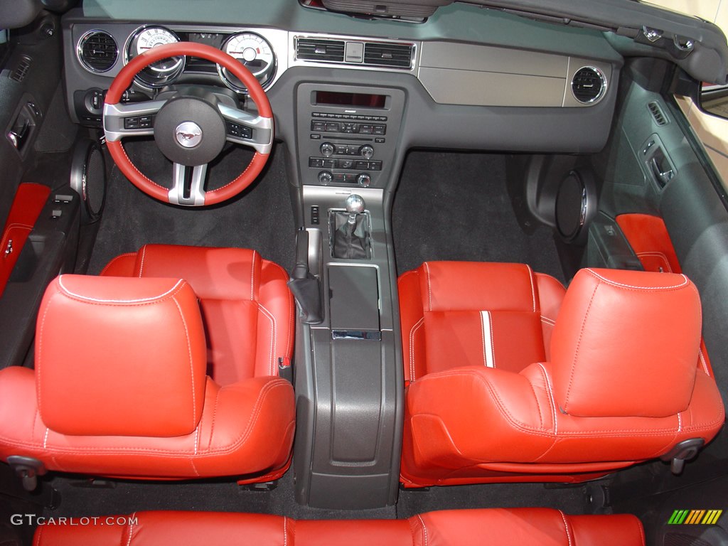 2010 Ford Mustang, Buck Red/Cashmere