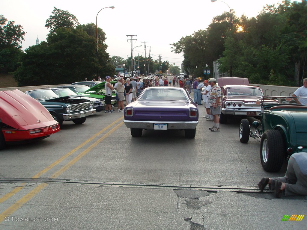 Backside of a Road Runner, Cross street