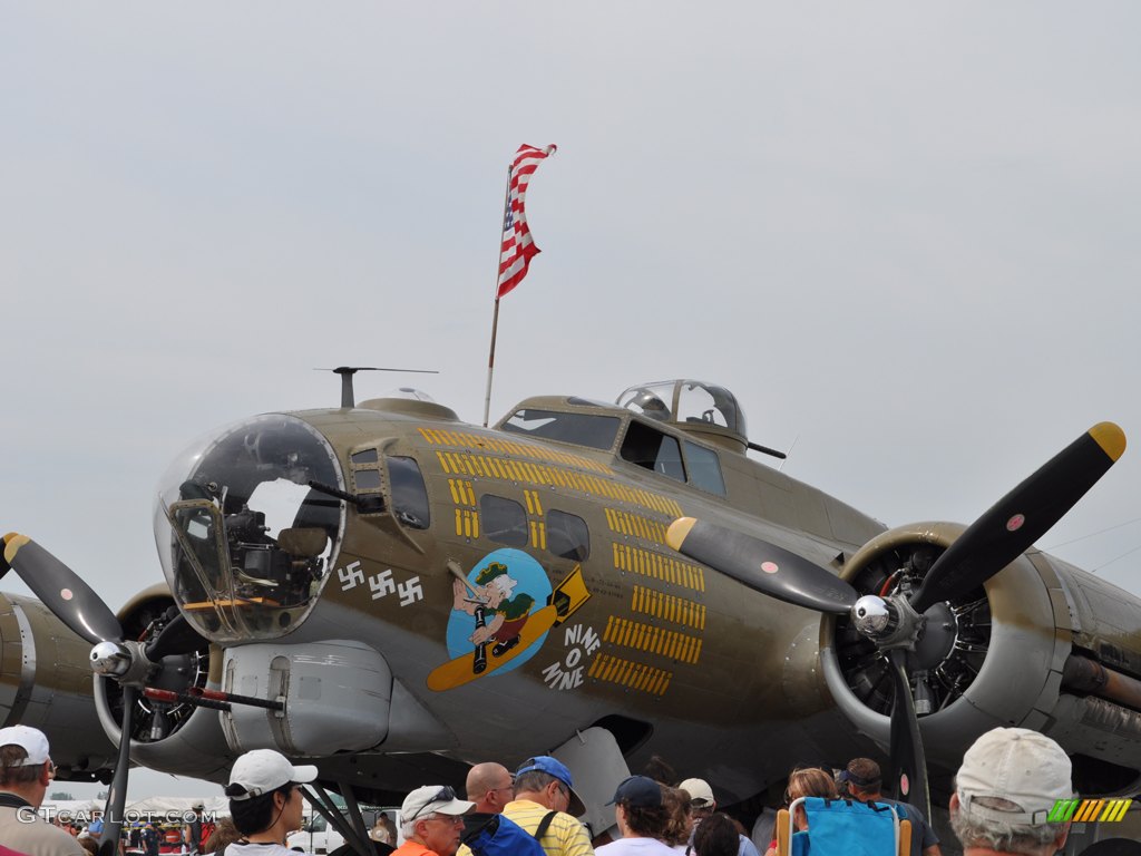 B-17 Flying Fortress “ Nine O Nine ”