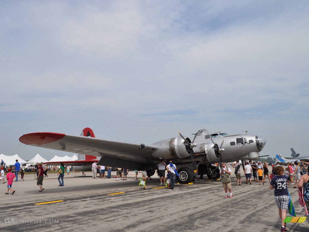 B-17 Flying Fortress “ Aluminum Overcast ”