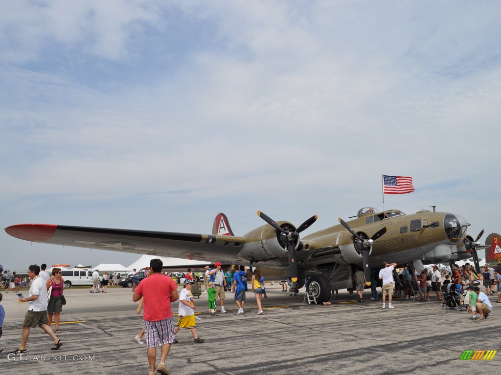 B-17 Flying Fortress “ Nine O Nine ”