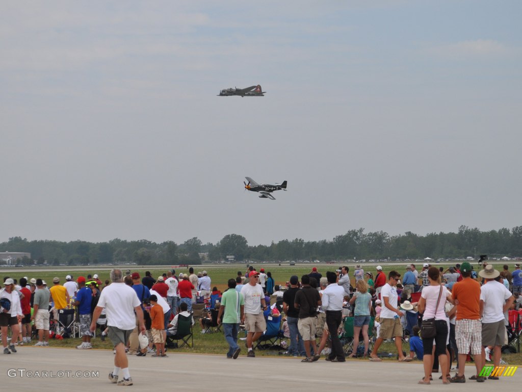 The P-51B “ Old Crow ” and B-17 “ Thunder Bird ” sharing some airspace.