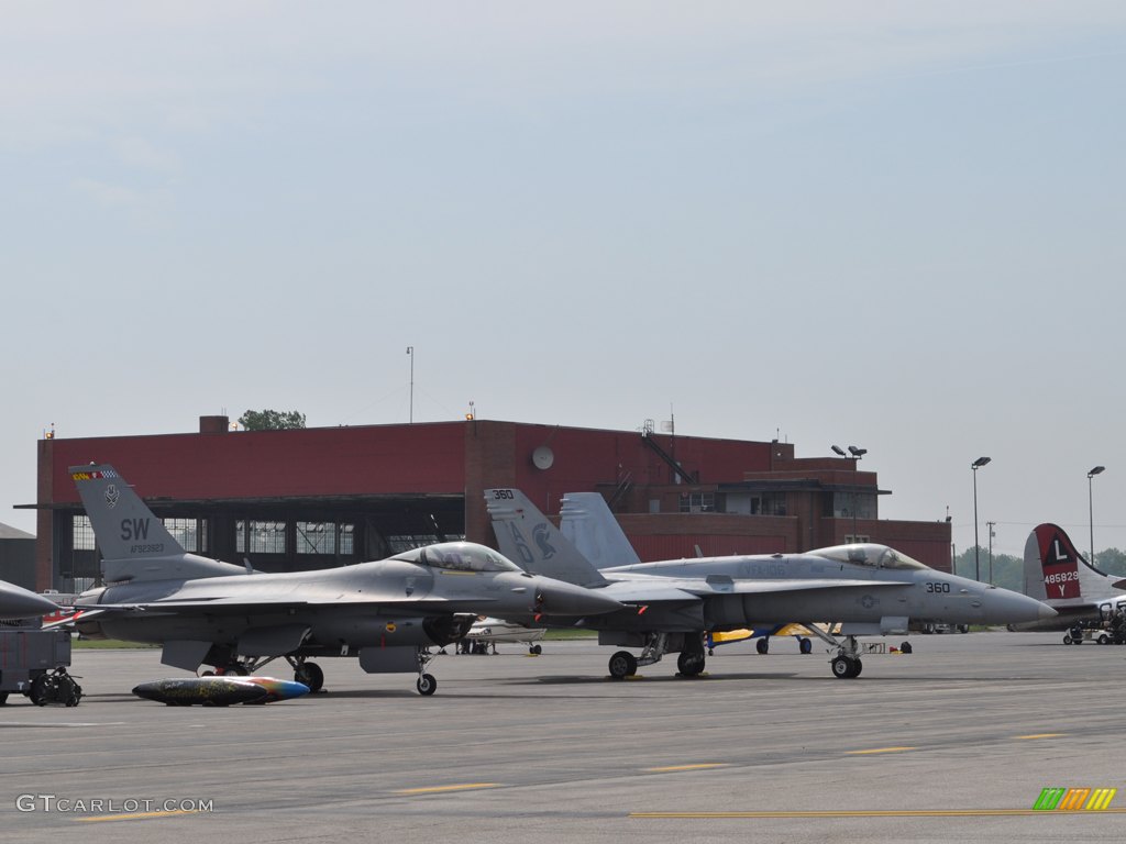 Lockheed Martin F-16C Fighting Falcon and a Boeing F/A-18F Super Hornet