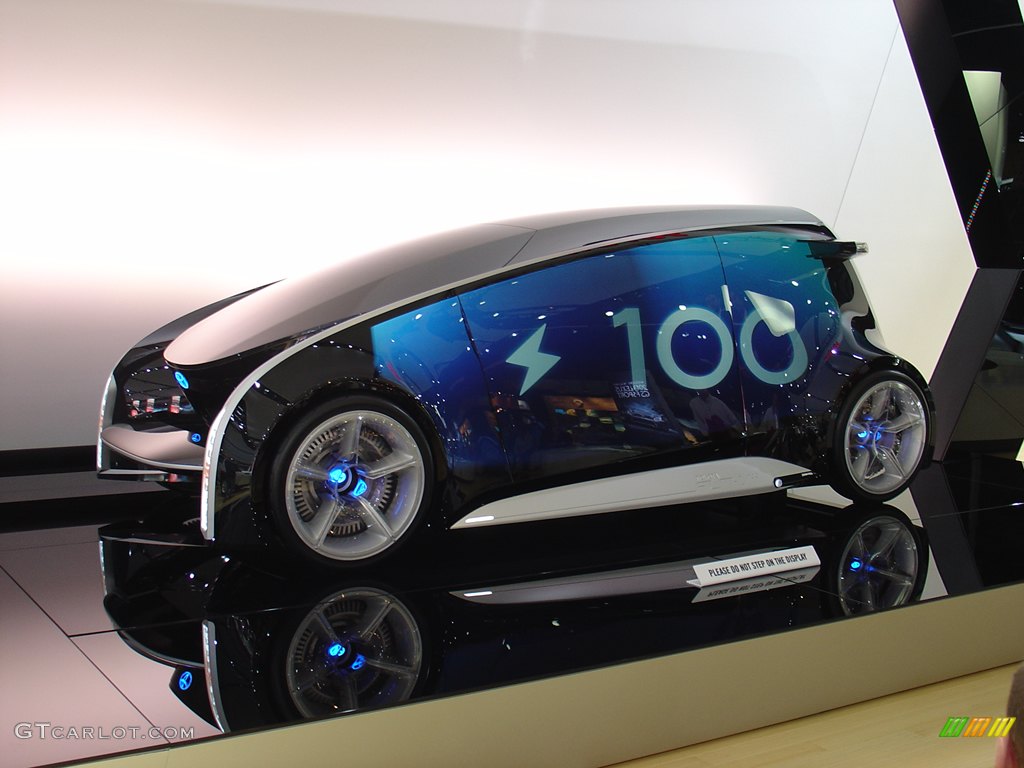 Toyota Fun-Vii Concept, the entire side of the vehicle functions as a display screen.